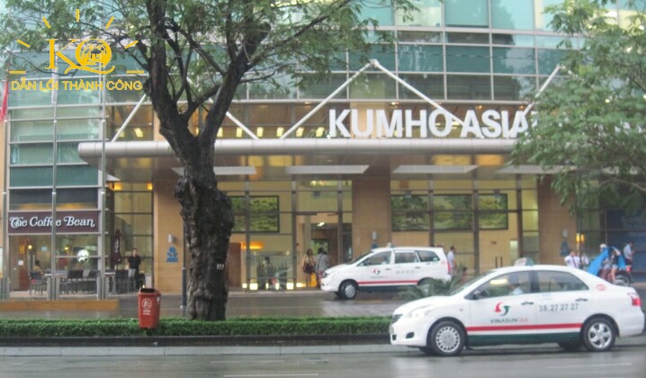 Phía trước Kumho Asiana Plaza